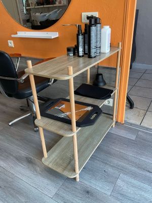 une table, un miroir et une chaise dans la pièce