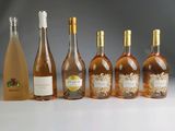 plusieurs bouteilles de vin sont alignées sur une table