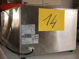 une boîte en métal sur laquelle est collé un autocollant jaune