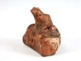 une petite sculpture représentant un ours sur un rocher