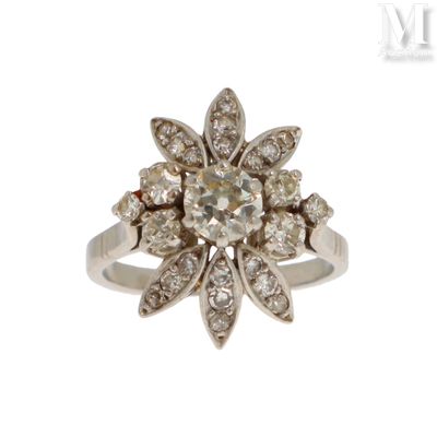 une image représentant une bague ornée d'une fleur en diamant sur fond blanc