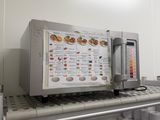 un micro-ondes posé sur une étagère dans une cuisine