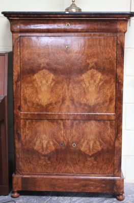 une armoire en bois surmontée d'une lampe