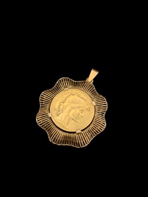 gros plan d'une pièce d'or sur fond noir
