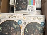 deux puzzles Harry Potter dans une boîte en carton posée sur une table
