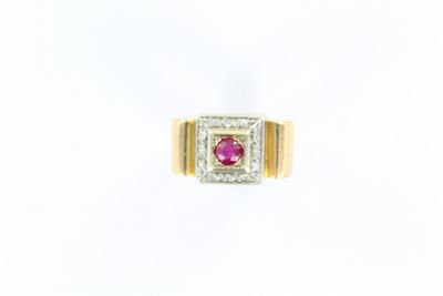 un gros plan d'une bague ornée d'un rubis au centre