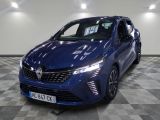 une voiture bleue garée dans un garage au sol en damier