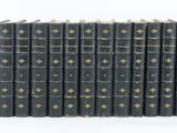 un tas de livres empilés les uns sur les autres sur une surface blanche