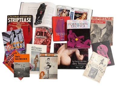 beaucoup de livres et de magazines posés sur une surface blanche