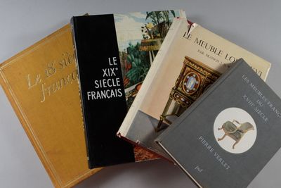 plusieurs livres sont empilés sur une table