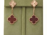 une photo d'une paire de boucles d'oreilles posée sur une boîte verte