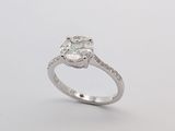 une photo d'une bague en diamant sur fond blanc