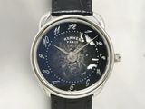 gros plan d'une montre-bracelet avec un cadran noir