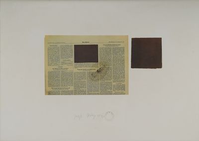 la photo d'une photo d'un journal et d'une feuille de papier