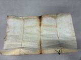 un gros plan d'un livre ouvert sur lequel figurent des inscriptions
