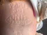 gros plan d'une tête de poupée recouverte d'un tissu