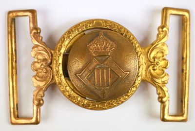 une boucle de ceinture en or ornée d'une couronne
