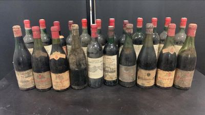 plusieurs bouteilles de vin sont alignées sur une table