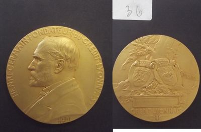 deux médailles d'or représentant un homme et une femme sur un fond noir