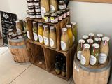 de nombreux pots de confiture et de jus d'orange sur le plan de travail