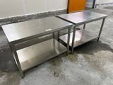 deux tables en acier inoxydable dans une pièce aux portes orange