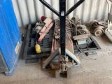 une photo d'un cariste dans un garage
