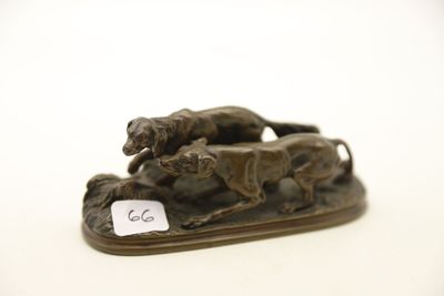 figurine en bronze représentant deux chiens sur un traîneau, sur laquelle est accrochée une étiquette