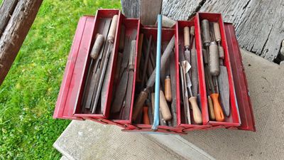 Caisse à outils et son contenu, limes à bois et métaux LOT A…