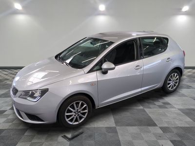 la photo d'une voiture argentée garée dans une salle d'exposition