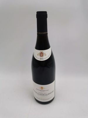 une bouteille de vin posée sur une table