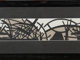 peinture représentant une image en noir et blanc d'herbe et d'oiseaux, dans un cadre noir