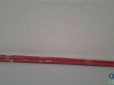 deux crayons rouges posés sur une surface blanche