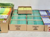 Plusieurs boîtes de stylos sont empilées les unes sur les autres