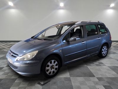 la photo d'une voiture argentée garée dans un garage