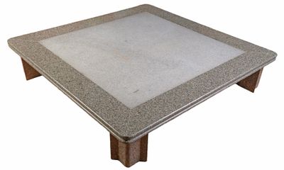 René DUMAS (1937-2009). Table basse en marbre, signée sur un…