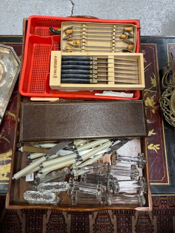 Lot de couverts, couteaux Laguiole et portes couteaux en verre 