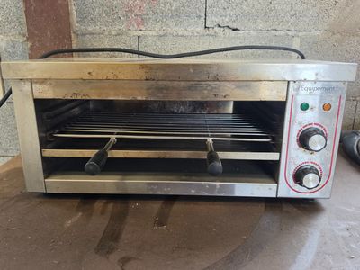 un four grille-pain posé par terre