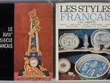 deux livres posés sur une table, avec une horloge et un vase