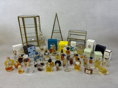 de nombreux types de parfums et de flacons différents sur la table
