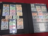 une photo d'une personne tenant un classeur sur lequel figurent des timbres