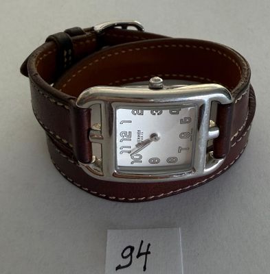 une montre exposée sur une table