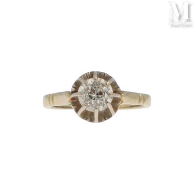 gros plan d'une bague en diamant sur fond blanc