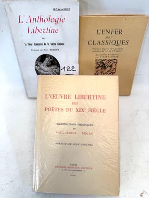 trois livres posés sur une table, les uns à côté des autres, sur une surface blanche