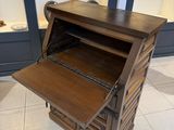l'image d'un bureau en bois surmonté d'un tiroir