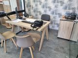 un bureau avec deux chaises et un ordinateur dessus