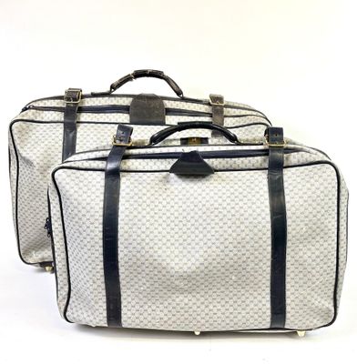 GUCCI Deux valises en toile GG grise, les finitions et poign… - Photo 1