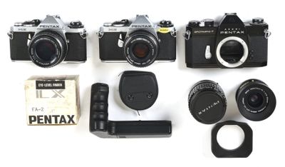 de nombreux types d'appareils photo différents qui sont posés sur la table
