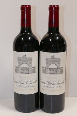 deux bouteilles de vin posées sur une table l'une à côté de l'autre