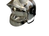 un casque argenté sur fond blanc, orné d'un cordon noir