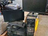 un tas de matériel informatique posé sur une palette dans un entrepôt